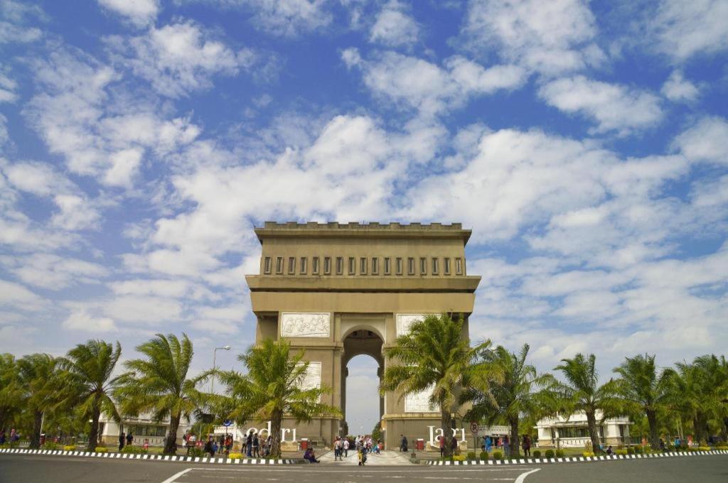 Reddoorz Syariah Near Lapangan Pancasila Simpang Lima Vandrarhem Semarang Exteriör bild
